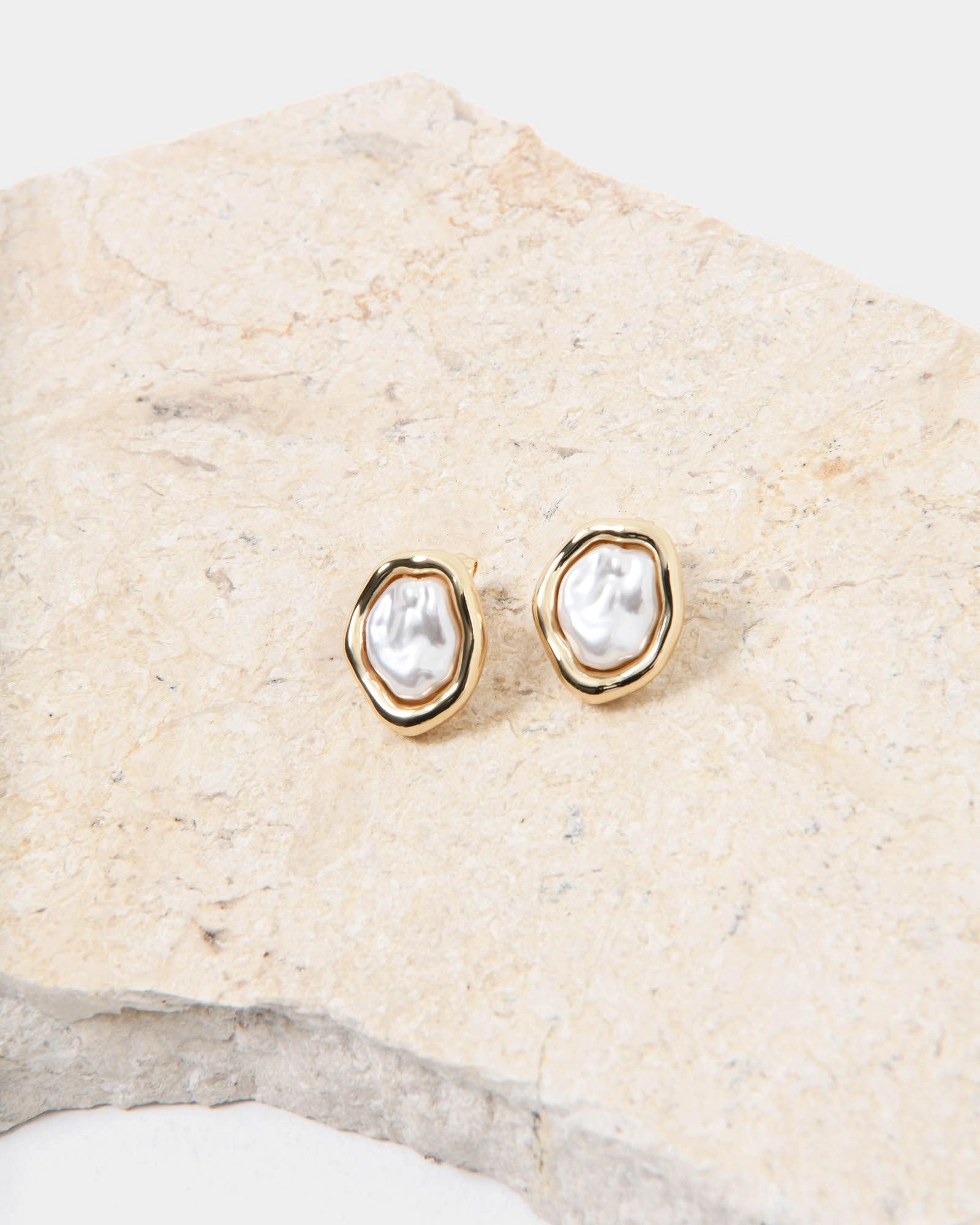 Forcast Accessories - Doris Pearl Earrings